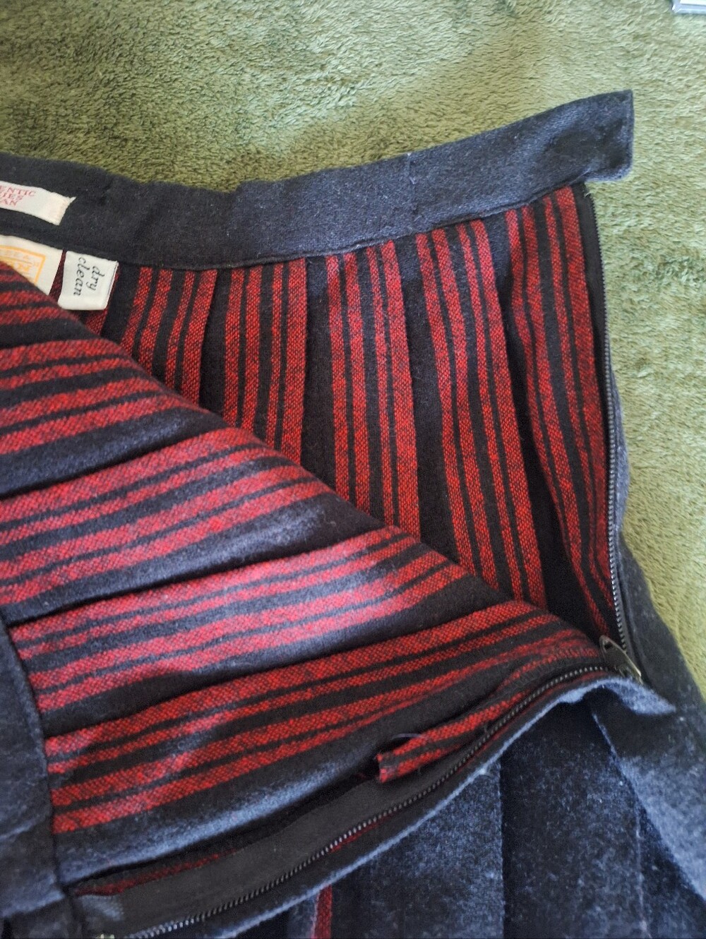 Pendleton Preloved Vinrage Black Pleated Skirt with Red Plaid Hem 100% Wool. - Picture 6 of 6